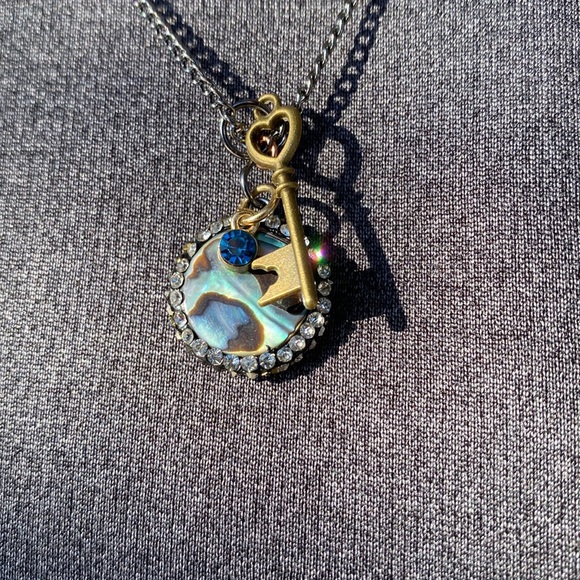 Mother of pearl/key necklace - Picture 2 of 2